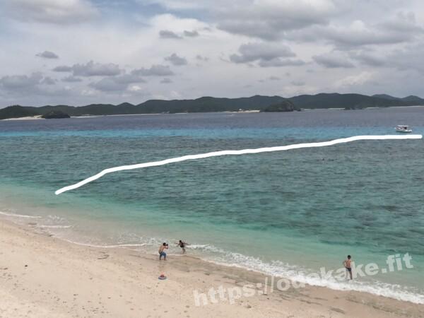阿嘉島の写真／ニシバマビーチの遊泳可能エリアのロープ