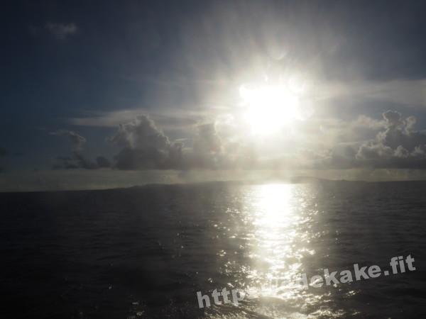 旅の写真（船の窓から見える夕陽）