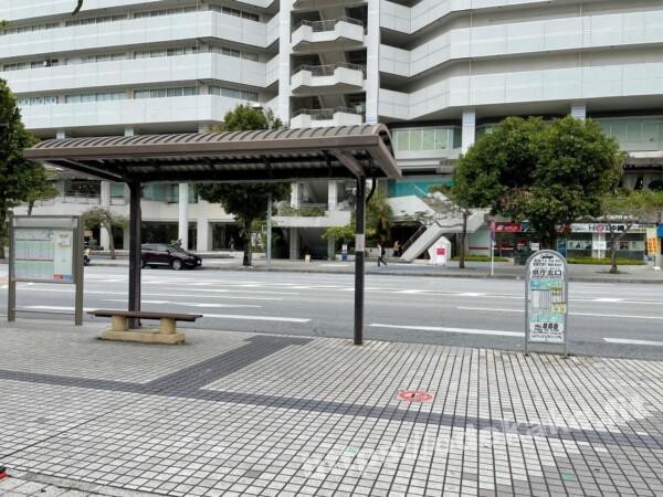 朝の那覇県庁前駅の写真／県庁前のバス停