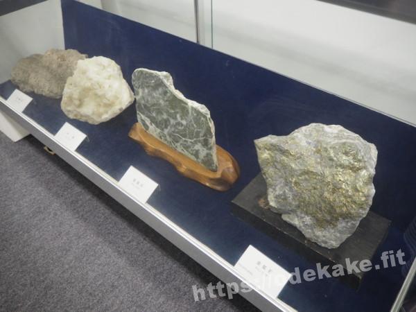 旅の写真／佐渡博物館の岩