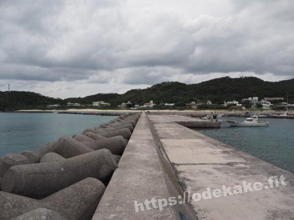 旅の写真／阿嘉島の防波堤から見る集落とメーヌ浜