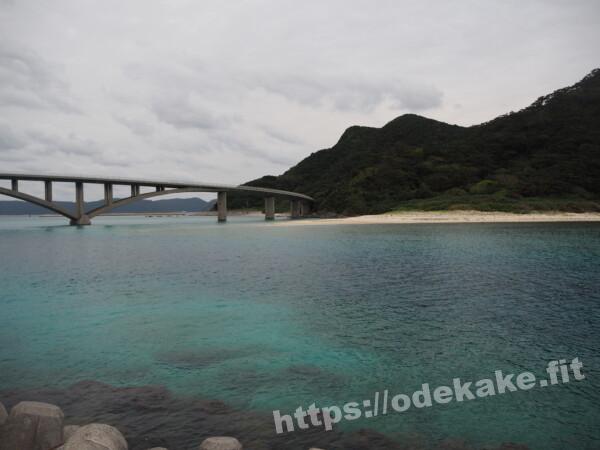 旅の写真／阿嘉島の防波堤から見る阿嘉大橋と慶留間島