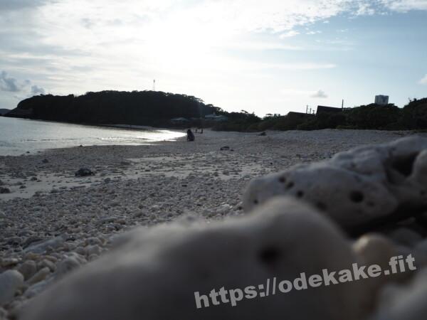 旅の写真／夕方の阿嘉島のメーヌ浜（前浜ビーチ）は黄昏ている人がほかにもちらほら