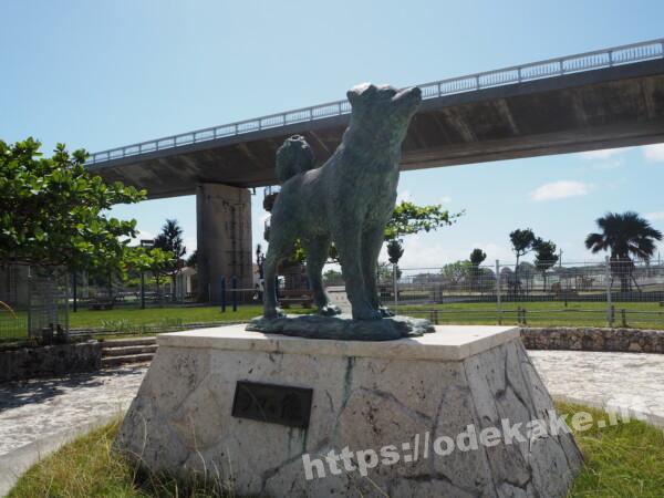 旅の写真／阿嘉島の港にある「シロの像」