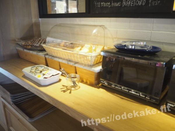 旅の写真／石垣島のブルーカフェのビュッフェ台（パンコーナー）