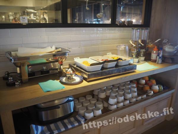 旅の写真／石垣島のブルーカフェのビュッフェ台（卵やベーコン）
