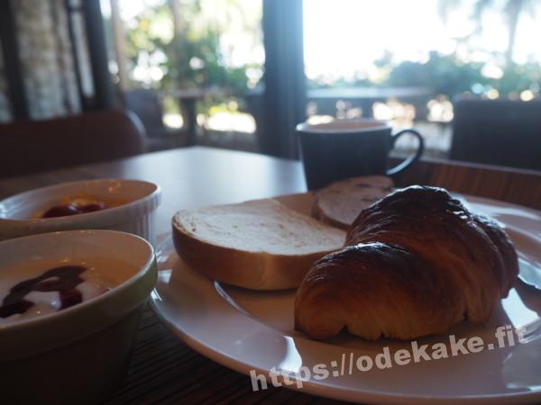 旅の写真／石垣島のブルーカフェの窓際の席でパンのモーニングビュッフェ