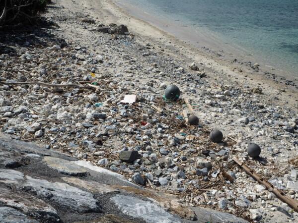 旅の写真／慶留間島の阿嘉大橋の下のビーチの小石やゴミ