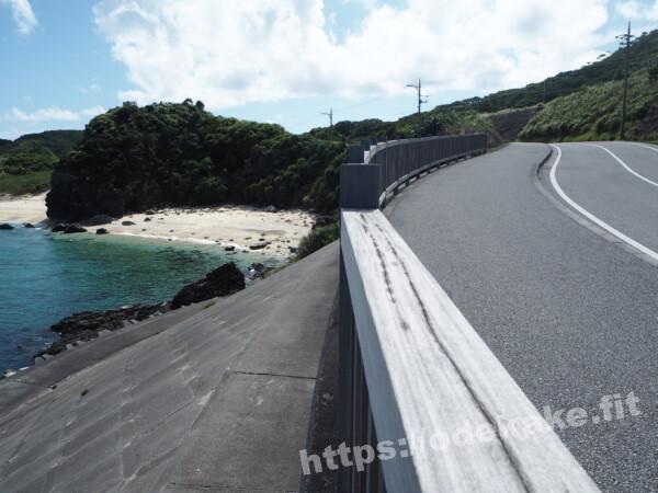 旅の写真／慶留間島の道路とアザナムイの浜