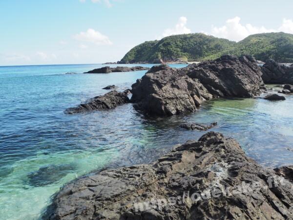 旅の写真／慶留間島の岩場と綺麗な海