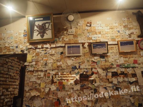 旅の写真／石垣島のまーさん道の店内に貼られた無数の名刺