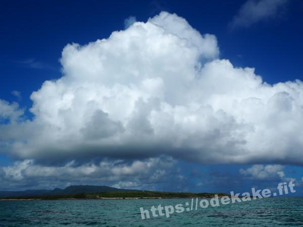 旅の写真／島を覆う大きな雲