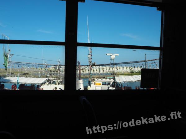 旅の写真（バスの中から見る鷲崎漁港の漁船）