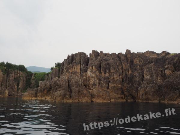 旅の写真／遊覧中に見える尖閣湾の崖の景色