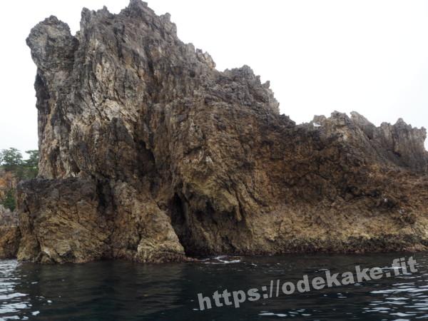 旅の写真／遊覧中に見える尖閣湾の崖の景色