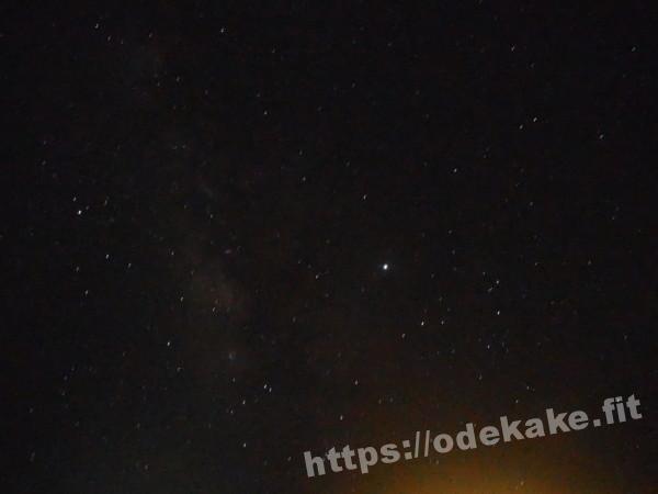 旅の写真／竹富島の集落で撮影した星空（街灯の光が入ってしまう）