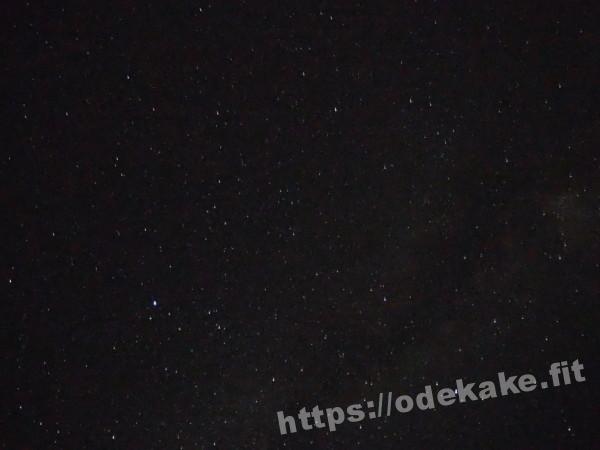 旅の写真／竹富島の集落で撮影した星空