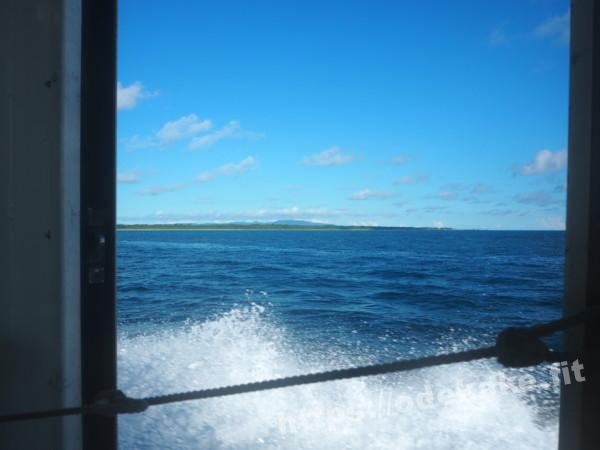 旅の写真（船から見える竹富島）