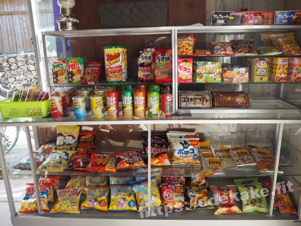 旅の写真／竹富島の大浜荘と内盛荘の間の売店のスナック菓子