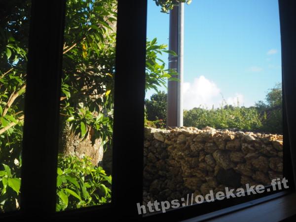 旅の写真／竹富島の民宿「内盛荘」の道路に隣接した部屋の窓