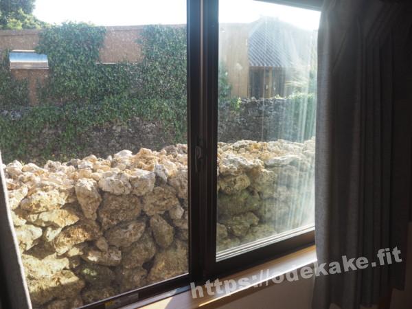 旅の写真／竹富島の民宿「内盛荘」の道路に隣接した部屋の窓