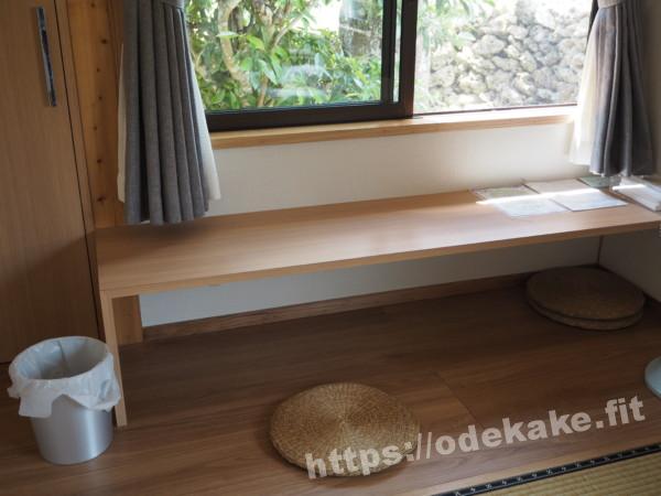 旅の写真／竹富島の民宿「内盛荘」の宿泊した部屋の机