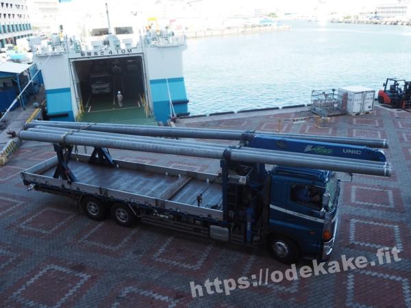 旅の写真／那覇の港とまりんに上陸するトラック